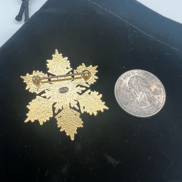Chanel Snowflake Charm - Picture 4 of 7